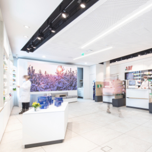 Blick in das Offizin der ABF-Apotheke in Fürth