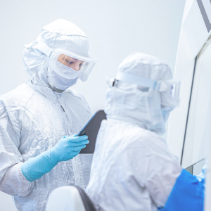 Im Reinraumlabor der ABF-Pharmazie